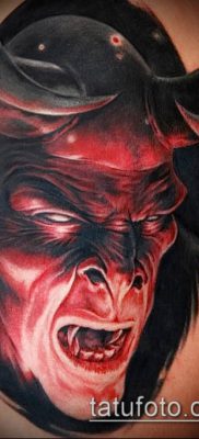 menő tetoválás ördöggel - színes változat a fotón