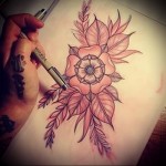 példa egy virággal készült tetoválás vázlatára