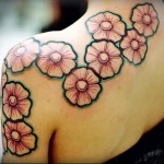 virág tetoválás a lány vállán