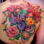 virágok tetováláson a háton és a lapockán
