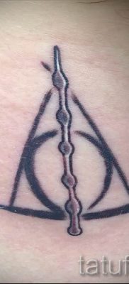 Снимка на татуировка на татуировка на дари на смърт за статия за значението на дизайна на татуировка - tatufoto.ru - 82