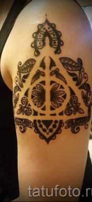 Снимка на татуировка на татуировка на дари на смърт за статия за значението на дизайна на татуировка - tatufoto.ru - 80