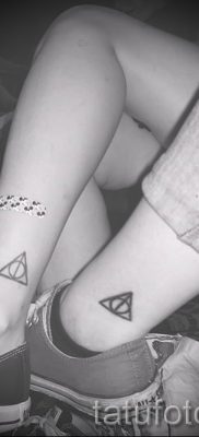 Снимка на татуировка на татуировка на дари на смърт за статия за значението на дизайна на татуировка - tatufoto.ru - 78