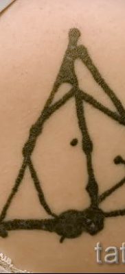 Снимка на татуировка на татуировка на дари на смърт за статия за значението на дизайна на татуировка - tatufoto.ru - 77