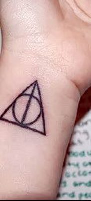 Снимка на татуировка на татуировка на дари на смърт за статия за значението на дизайна на татуировка - tatufoto.ru - 73