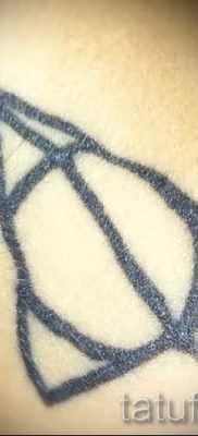 Снимка на татуировка на татуировка на дари на смърт за статия за значението на дизайна на татуировка - tatufoto.ru - 72