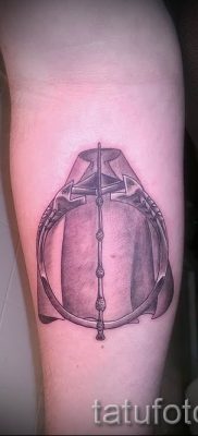 Снимка на татуировка на татуировка на дари на смърт за статия за значението на дизайна на татуировка - tatufoto.ru - 70