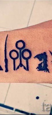 Снимка на татуировка на татуировка на дари на смърт за статия за значението на дизайна на татуировка - tatufoto.ru - 69