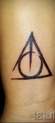 Снимка на татуировка на татуировка на дари на смърт за статия за значението на дизайна на татуировка - tatufoto.ru - 67