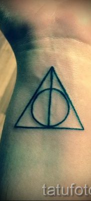 Снимка на татуировка на татуировка на дари на смърт за статия за значението на дизайна на татуировка - tatufoto.ru - 66