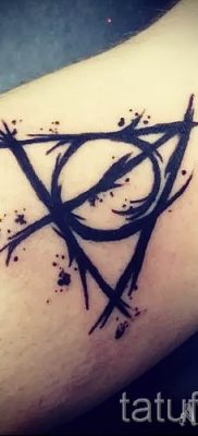 Снимка на татуировка на татуировка на дари на смърт за статия за значението на дизайна на татуировка - tatufoto.ru - 65