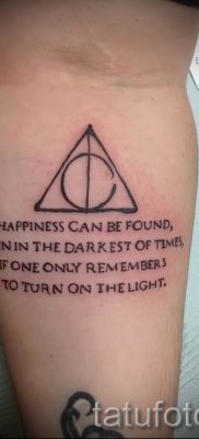Снимка на татуировка на дари на смърт за статия за значението на дизайна на татуировка - tatufoto.ru - 64