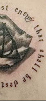 Снимка на татуировка на татуировка на дари на смърт за статия за значението на дизайна на татуировка - tatufoto.ru - 63