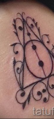 Снимка на татуировка на татуировка на дари на смърт за статия за значението на дизайна на татуировка - tatufoto.ru - 62