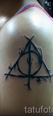 Снимка на татуировка на дари на смърт за статия за значението на дизайна на татуировка - tatufoto.ru - 61
