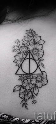 Снимка на татуировка на татуировка на дари на смърт за статия за значението на дизайна на татуировка - tatufoto.ru - 60