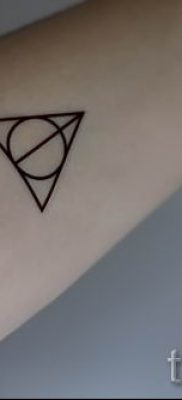 Снимка на татуировка на татуировка на дари на смърт за статия за значението на дизайна на татуировка - tatufoto.ru - 58