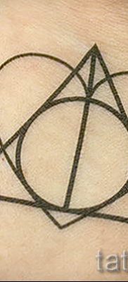 Снимка на татуировка на татуировка на дари на смърт за статия за значението на дизайна на татуировка - tatufoto.ru - 57