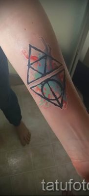 Снимка на татуировка на татуировка на дари на смърт за статия за значението на дизайна на татуировка - tatufoto.ru - 56