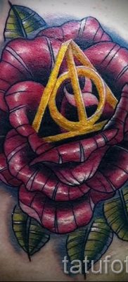 Снимка на татуировка на татуировка на дари на смърт за статия за значението на дизайна на татуировка - tatufoto.ru - 55