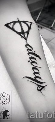 Снимка на татуировка на татуировка на дари на смърт за статия за значението на дизайна на татуировка - tatufoto.ru - 54