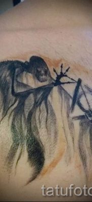 Снимка на татуировка на татуировка на дари на смърт за статия за значението на дизайна на татуировка - tatufoto.ru - 52