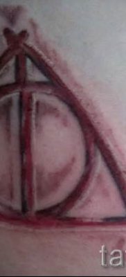 Снимка на татуировка на татуировка на дари на смърт за статия за значението на дизайна на татуировка - tatufoto.ru - 50