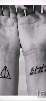 Снимка на татуировка на татуировка на дари на смърт за статия за значението на дизайна на татуировка - tatufoto.ru - 49