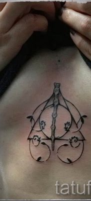 Снимка на татуировка на татуировка на дари на смърт за статия за значението на дизайна на татуировка - tatufoto.ru - 44