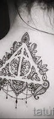 Снимка на татуировка на татуировка на дари на смърт за статия за значението на дизайна на татуировка - tatufoto.ru - 43