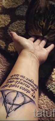 Снимка на татуировка на татуировка на дари на смърт за статия за значението на дизайна на татуировка - tatufoto.ru - 40