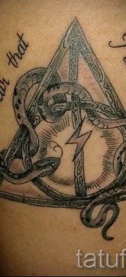 Снимка на татуировка на татуировка на дари на смърт за статия за значението на дизайна на татуировка - tatufoto.ru - 39