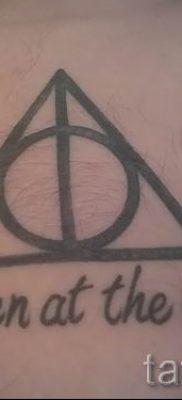 Снимка на татуировка на дари на смърт за статия за значението на дизайна на татуировка - tatufoto.ru - 38