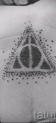 Снимка на татуировка на татуировка на дари на смърт за статия за значението на дизайна на татуировка - tatufoto.ru - 37