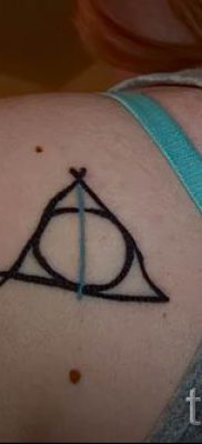 Снимка на татуировка на татуировка на дари на смърт за статия за значението на дизайна на татуировка - tatufoto.ru - 35