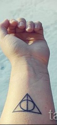 Снимка на татуировка на татуировка на дари на смърт за статия за значението на дизайна на татуировка - tatufoto.ru - 34