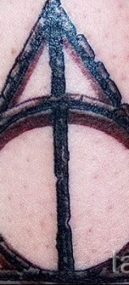 Снимка на татуировка на татуировка на дари на смърт за статия за значението на дизайна на татуировка - tatufoto.ru - 33
