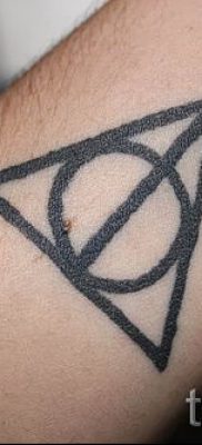 Снимка на татуировка на татуировка на дари на смърт за статия за значението на дизайна на татуировка - tatufoto.ru - 32