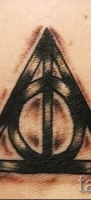 Снимка на татуировка на татуировка на дари на смърт за статия за значението на дизайна на татуировка - tatufoto.ru - 31