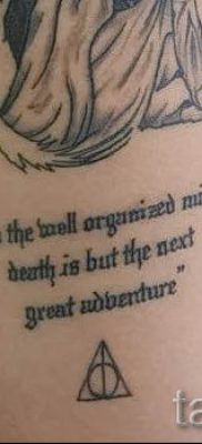 Снимка на татуировка на татуировка на дари на смърт за статия за значението на дизайна на татуировка - tatufoto.ru - 30