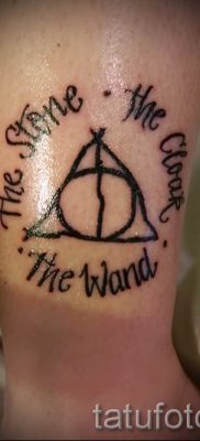 Снимка на татуировка на татуировка на дари на смърт за статия за значението на дизайна на татуировка - tatufoto.ru - 28