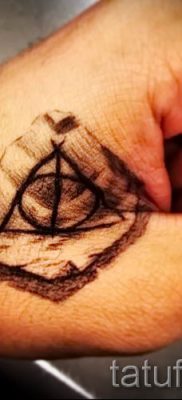 foto-tatu-tatu-dary-smerti-dlya-stati-pro-znachenie-risunka-tatuirovki-026-tatufoto-ru