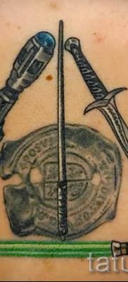 Снимка на татуировка на татуировка на дари на смърт за статия за значението на дизайна на татуировка - tatufoto.ru - 23