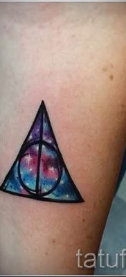 Снимка на татуировка на татуировка на дари на смърт за статия за значението на дизайна на татуировка - tatufoto.ru - 21