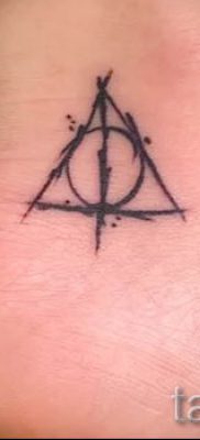 Снимка на татуировка на татуировка на дари на смърт за статия за значението на дизайна на татуировка - tatufoto.ru - 19