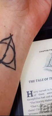 Снимка на татуировка на татуировка на дари на смърт за статия за значението на дизайна на татуировка - tatufoto.ru - 17