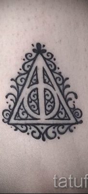 Снимка на татуировка на татуировка на дари на смърт за статия за значението на дизайна на татуировка - tatufoto.ru - 16