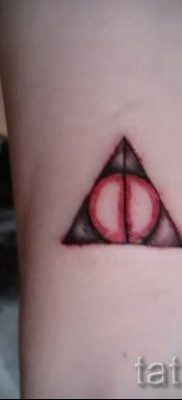 Снимка на татуировка на татуировка на дари на смърт за статия за значението на дизайна на татуировка - tatufoto.ru - 15