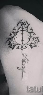 Снимка на татуировка на татуировка на дари на смърт за статия за значението на дизайна на татуировка - tatufoto.ru - 14