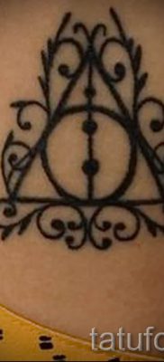 Снимка на татуировка на татуировка на дари на смърт за статия за значението на дизайна на татуировка - tatufoto.ru - 13